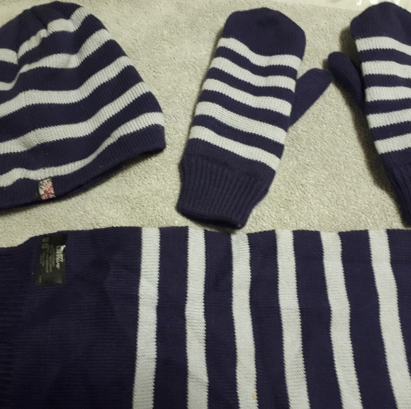 Hat, scarf and mittens.  Ladies O/S. - Picture 5 of 6
